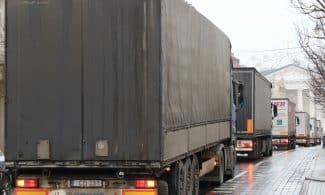 Nuo Seimo, grojant gedulingai muzikai, pajudėjo vilkikų, apkabintų laidotuvių vainikais, eilė. Dainiaus Labučio (ELTA) nuotr.