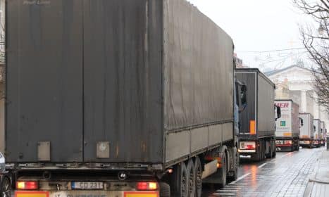 Nuo Seimo, grojant gedulingai muzikai, pajudėjo vilkikų, apkabintų laidotuvių vainikais, eilė. Dainiaus Labučio (ELTA) nuotr.