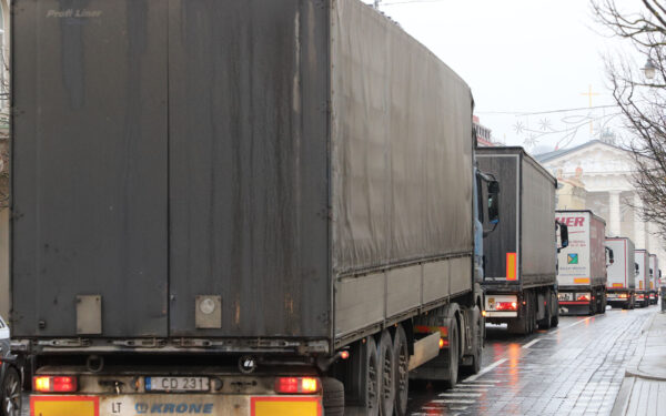 Įstrigę vilkikai pagaliau juda, tačiau vežėjams tai gali brangiai kainuoti