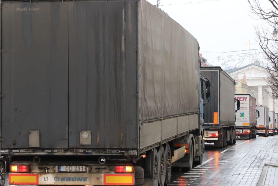 Nuo Seimo, grojant gedulingai muzikai, pajudėjo vilkikų, apkabintų laidotuvių vainikais, eilė. Dainiaus Labučio (ELTA) nuotr.