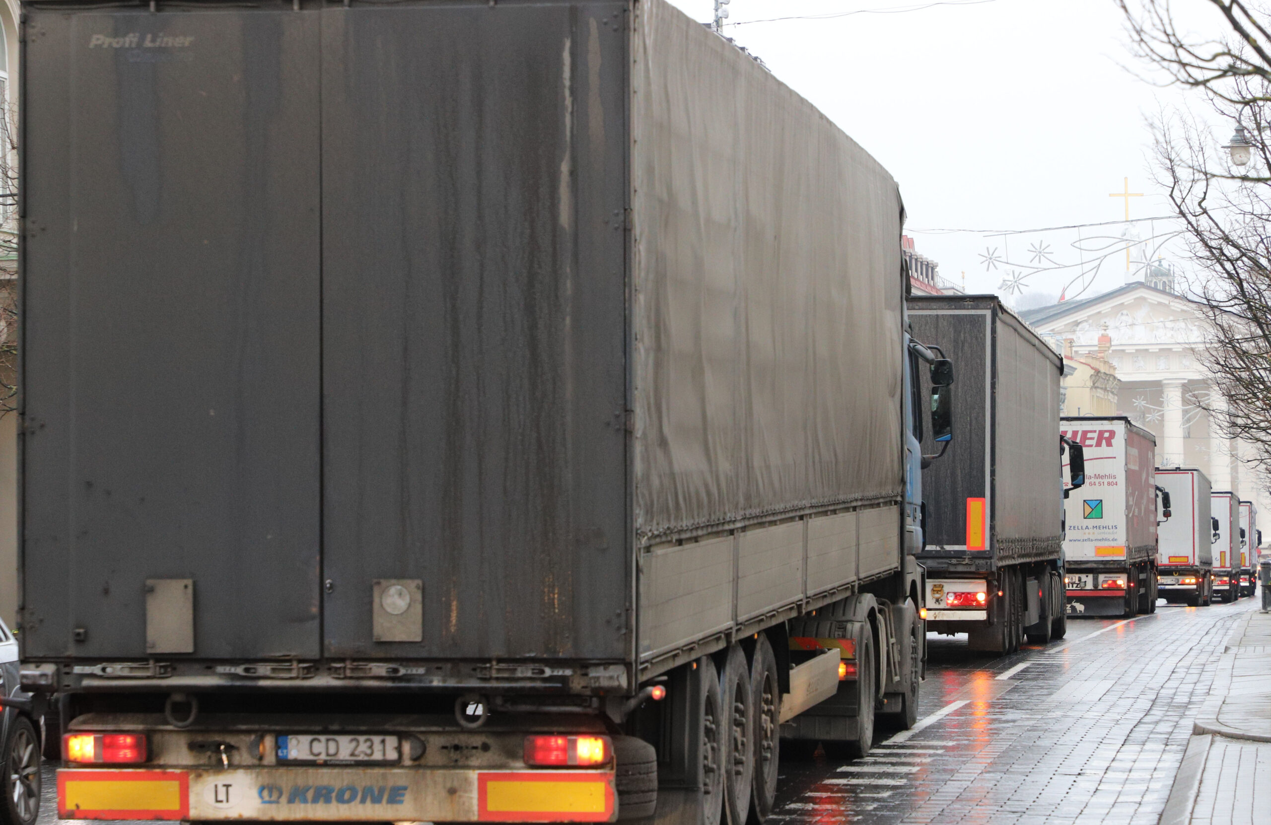 Įstrigę vilkikai pagaliau juda, tačiau vežėjams tai gali brangiai kainuoti