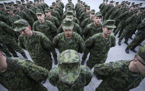 Šimtai jaunuolių pradėjo privalomąją tarnybą: štai kokį kursą jie turės įveikti