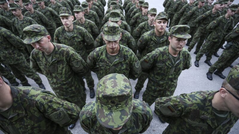 Šimtai jaunuolių pradėjo privalomąją tarnybą: štai kokį kursą jie turės įveikti
