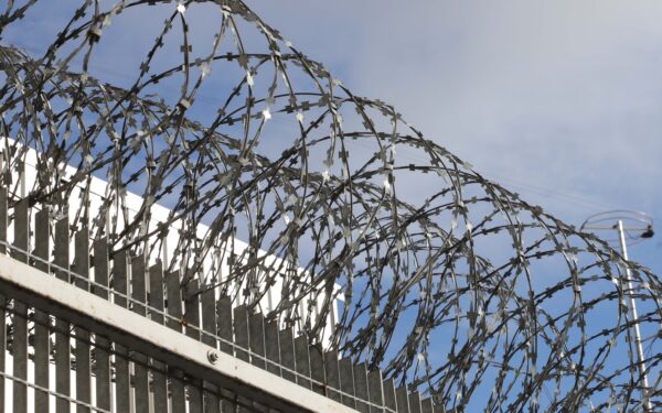 Kyšio skandalas kalėjime: prižiūrėtojas nuteistas už bandymą įnešti draudžiamus daiktus