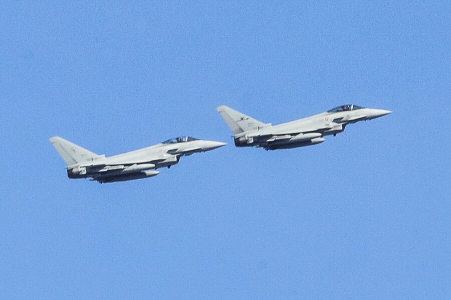 Lietuvos Nepriklausomybės atkūrimo dieną sąjungininkų iš JAV ir NATO naikintuvų skrydis virš Gedimino prospekto Vilniuje. Dainiaus Labučio (ELTA) nuotr.