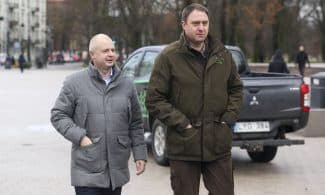 Katedros aikštėje miškininkai dalino eglės šakas bei kankorėžius. Mariaus Morkevičiaus (ELTA) nuotr.