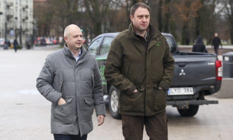 Katedros aikštėje miškininkai dalino eglės šakas bei kankorėžius. Mariaus Morkevičiaus (ELTA) nuotr.