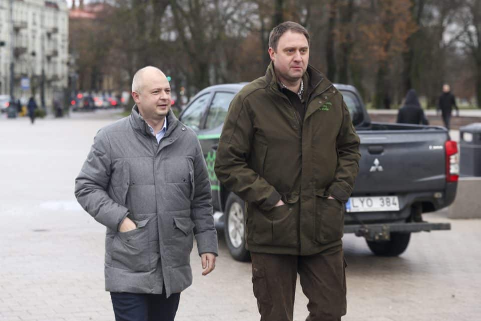 Katedros aikštėje miškininkai dalino eglės šakas bei kankorėžius. Mariaus Morkevičiaus (ELTA) nuotr.