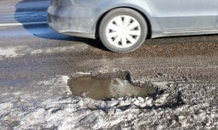 Pavojingos duobės Vilniaus gatvėse. Dainiaus Labučio (ELTA) nuotr.