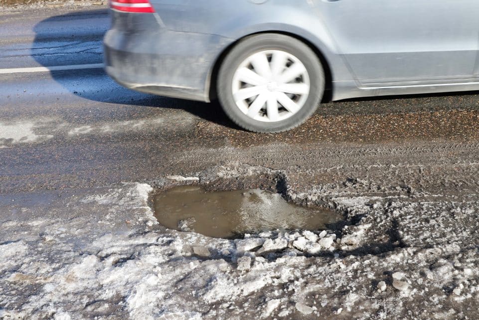 Pavojingos duobės Vilniaus gatvėse. Dainiaus Labučio (ELTA) nuotr.