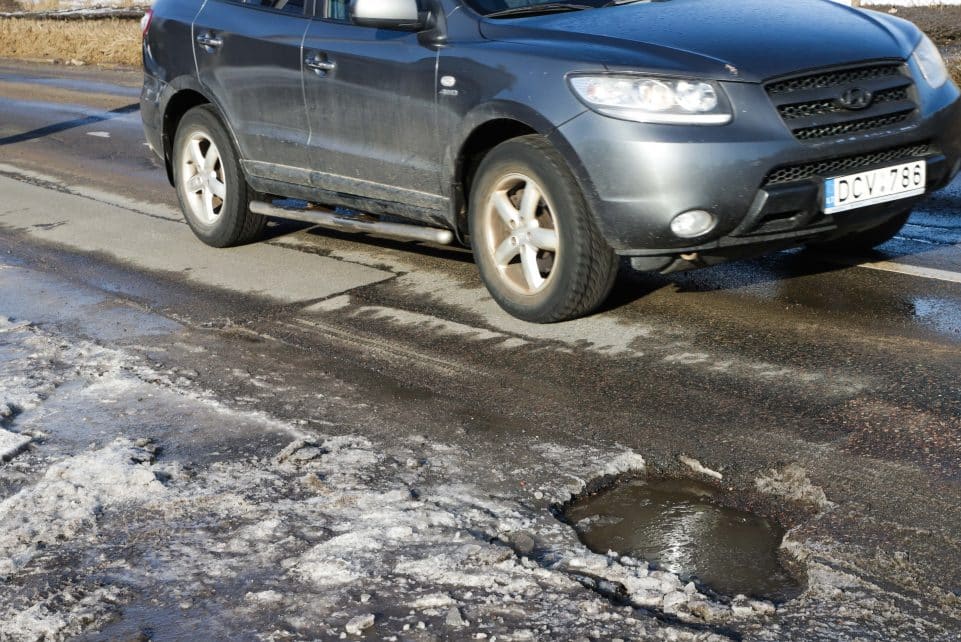 Pavojingos duobės Vilniaus gatvėse. Dainiaus Labučio (ELTA) nuotr.