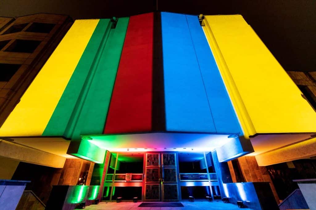 Vyriausybės pastatas antradienio vakarą nušvito Lietuvos ir Ukrainos vėliavų spalvomis. Vyriausybės kanceliarijos nuotr.