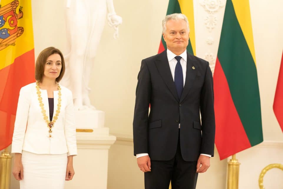 Prezidentūroje Vytauto Didžiojo ordinu su aukso grandine apdovanota Moldovos prezidentė Maia Sandu. Mariaus Morkevičiaus (ELTA) nuotr.