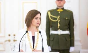 Prezidentūroje Vytauto Didžiojo ordinu su aukso grandine apdovanota Moldovos prezidentė Maia Sandu. Mariaus Morkevičiaus (ELTA) nuotr.