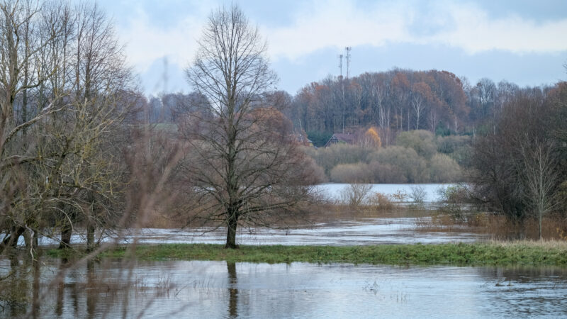 Vanduo veržiasi į namus: Kėdainių rajone gyventojams prireikė ugniagesių pagalbos
