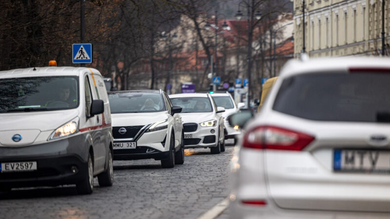 Vairuotojams svarbūs pokyčiai: kai kuriose vietose įvesti nauji parkavimo draudimai
