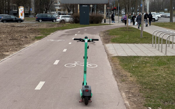 Eismo nelaimė Vilniuje: po susidūrimo su automobiliu paspirtukininkas išvežtas į ligoninę