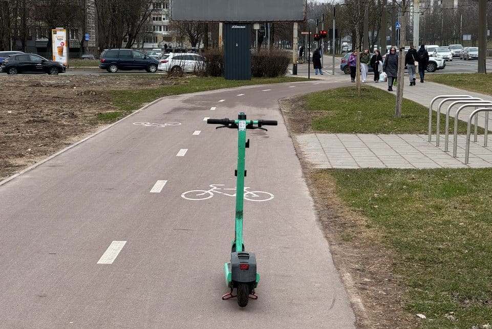 Netvarkingai pastatyti Bolt elektriniai paspirtukai. ELTA / Andrius Ufartas