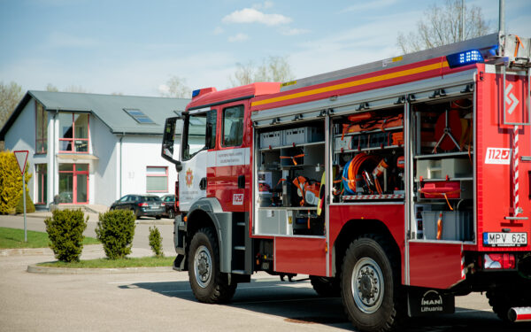 Kauno ir Radviliškio rajonuose daugiabučiuose kilo pavojingi gaisrai: vienam asmeniui prireikė medikų