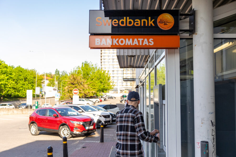 „Swedbank" bankomatas. ELTA / Andrius Ufartas