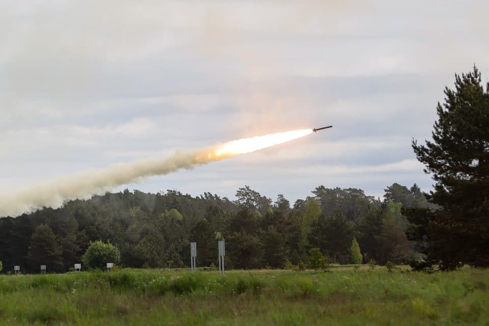 Lietuvos ir JAV kariuomenių kovinio šaudymo pratybos naudojant artilerijos sistemas HIMARS. ELTA / Matas Baranauskas