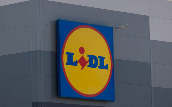 „Lidl“ veiksmai sukėlė pasipiktinimą: sulaukė aštrios kritikos dėl parduodamų kiaušinių