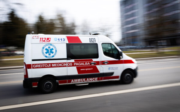 Pavojinga avarija Šakiuose: ekskavatorius rėžėsi į automobilį, du žmonės išvežti į ligoninę