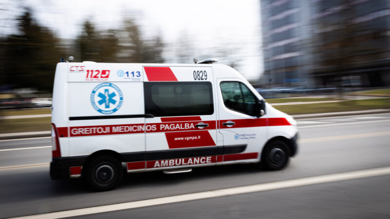 Pavojinga avarija Šakiuose: ekskavatorius rėžėsi į automobilį, du žmonės išvežti į ligoninę