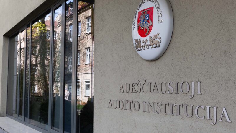Valstybės kontrolė: rekomendacijų įgyvendinimas ir svarbūs sprendimai stringa dėl teisėkūros ir biurokratijos
