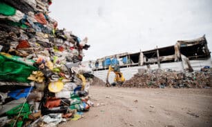 Gaisro vietoje Jočionių g. organizuojama degusio pastato apžiūra ir tolimesnių sprendimų vertinimas. ELTA / Josvydas Elinskas