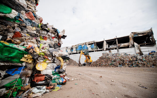 Ugniagesiai ir aplinkosaugininkai skubėjo į įvykio vietą: Kaune degė atliekos