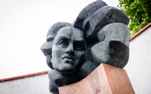 Nėries paminklo byla vėl įstrigo: sprendžiama dėl teisėjų nušalinimo