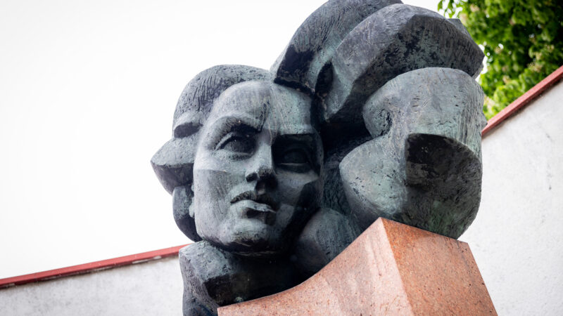 Nėries paminklo byla vėl įstrigo: sprendžiama dėl teisėjų nušalinimo