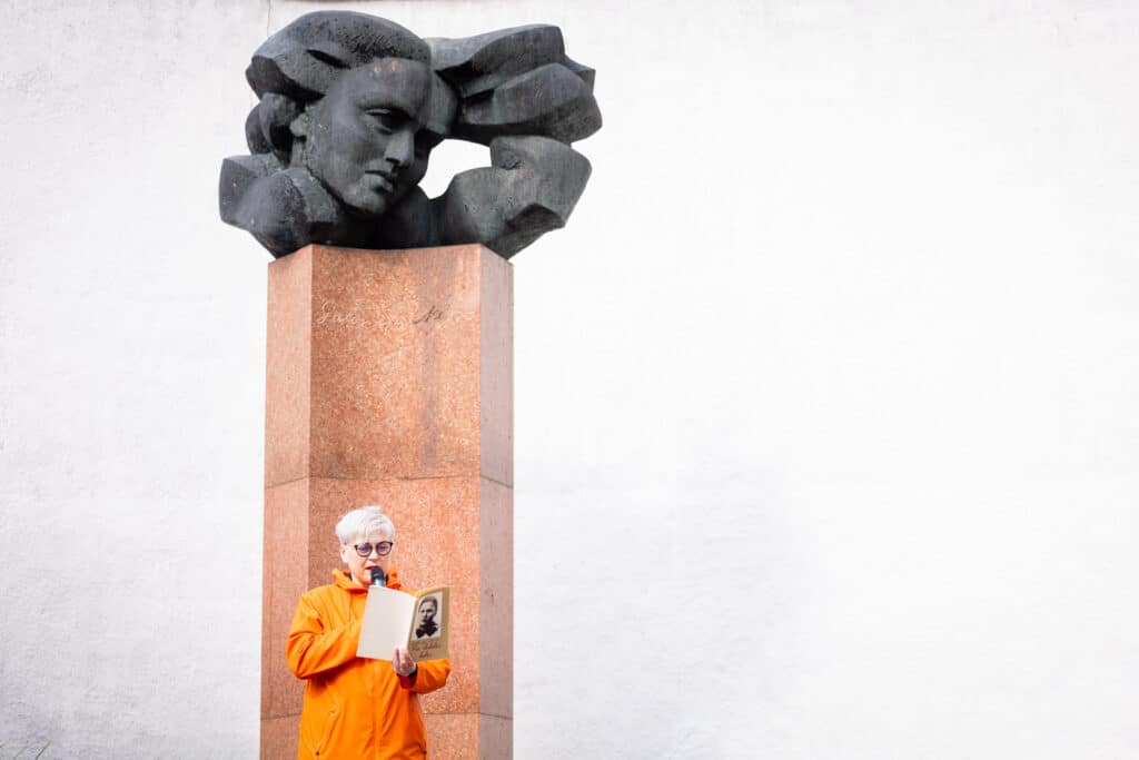 Akcija prie S. Nėries paminklo Vilniuje. ELTA / Ervin Rauluševičius