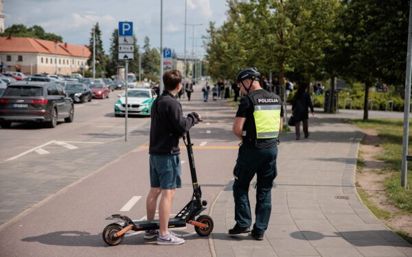 Policija ir savivaldybė sunerimę: sostinėje – masiniai pažeidimai tarp paspirtukų vairuotojų