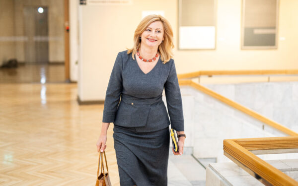 Teisingumo ministrė: planuojama didinti teisėjų padėjėjų ir teismų darbuotojų atlyginimus