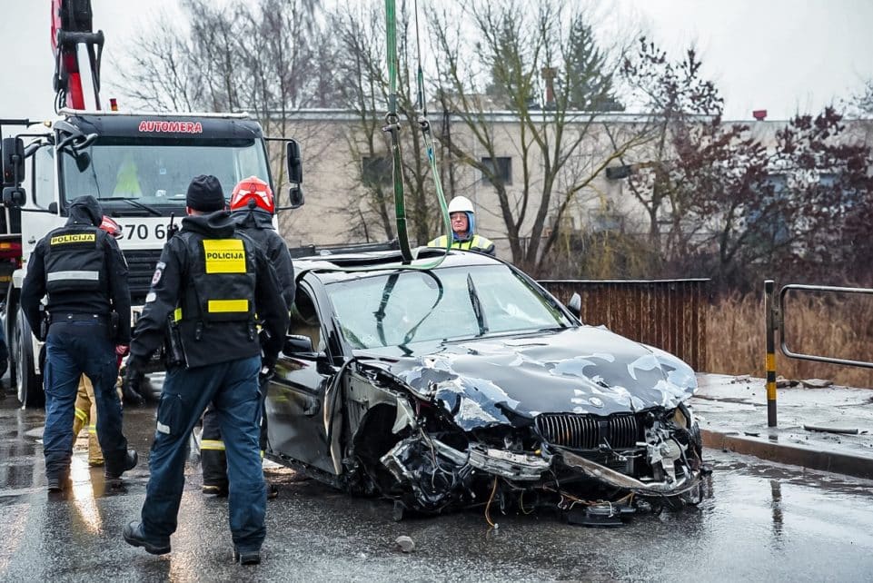 Panevėžyje į upę nuskriejo BMW automobilis: rasti trys kūnai. JP.lt/ Živilė Večiorkutė