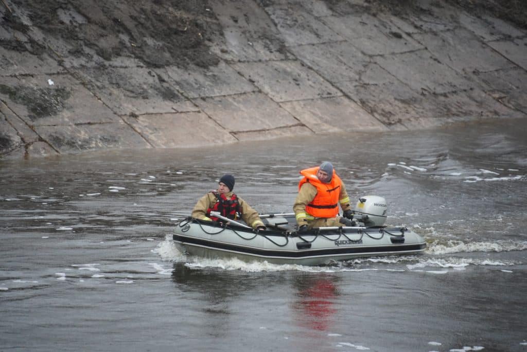 Panevėžyje į upę nuskriejo BMW automobilis: rasti trys kūnai. JP.lt/ Živilė Večiorkutė