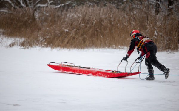 Pavojingas pavasario ledas: Tapelių ežere skendo du vyrai, juos išgelbėjo ugniagesiai