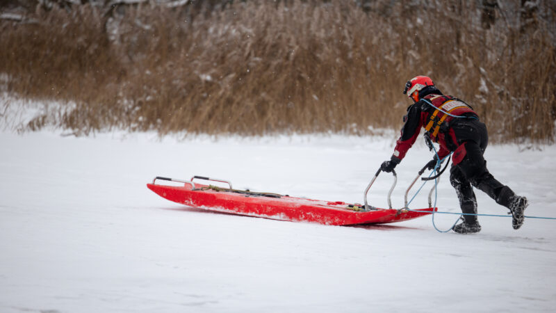 Pavojingas pavasario ledas: Tapelių ežere skendo du vyrai, juos išgelbėjo ugniagesiai
