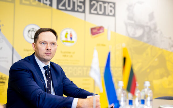 Degalų kainų ribojimas – ne išeitis? Vaitiekūnas įspėja apie didelę kainą biudžetui