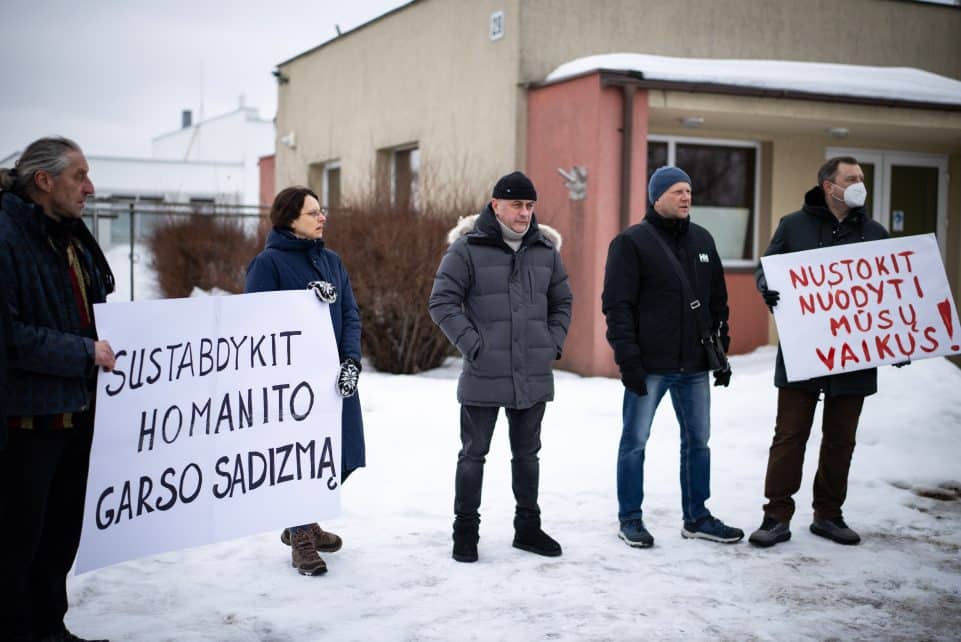 Pagirių bendruomenės protestas dėl taršos. ELTA / Andrius Ufartas