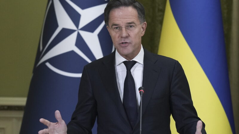 „Turime daryti viską“: NATO vadovas ragina neužmiršti Kyjivo