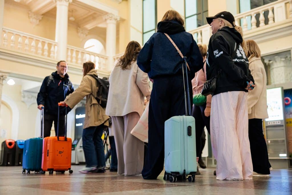 Vilniuje nusileido lėktuvas iš Dubajaus. Pirmieji grįžusieji. ELTA / Josvydas Elinskas