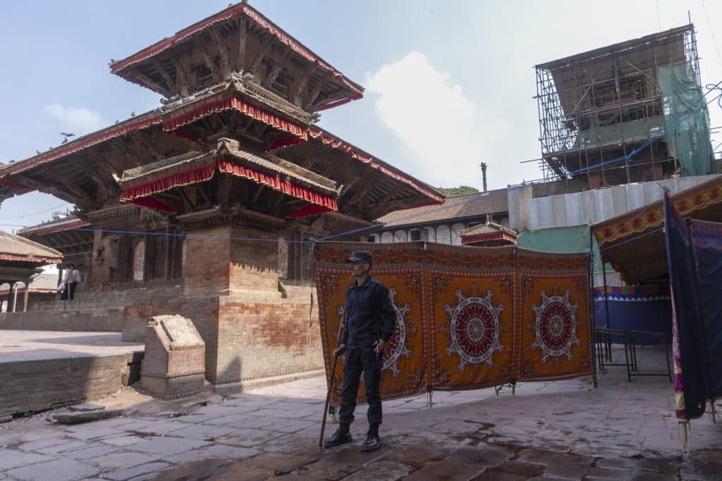Balsavimas Nepale. Policijos pareigūnas. EPA-ELTA