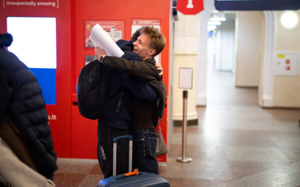 Lietuviai grįžta iš neramumų krečiamo regiono: Vilniuje nusileido antrasis evakuacinis lėktuvas