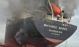 Manoma, kad Persijos įlankoje užpultame Tailando laive tebėra įstrigę trys įgulos nariai. EPA-ELTA