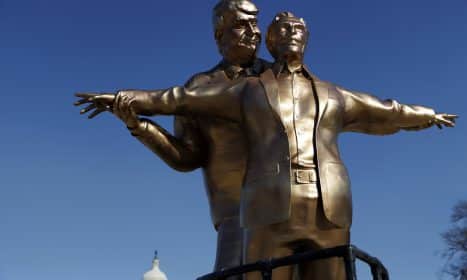 Vašingtone išdygo statula, vaizduojanti Trumpą ir Epsteiną garsiąja poza iš „Titaniko“. EPA-ELTA