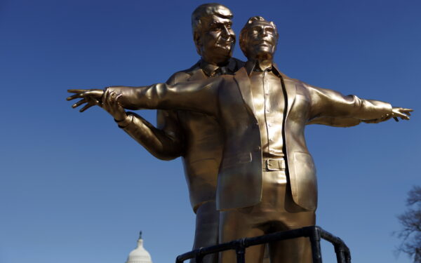 Netoli Kapitolijaus – provokuojanti statula: joje pavaizduoti Trumpas ir Epsteinas