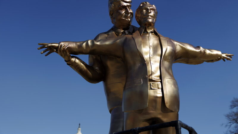 Netoli Kapitolijaus – provokuojanti statula: joje pavaizduoti Trumpas ir Epsteinas